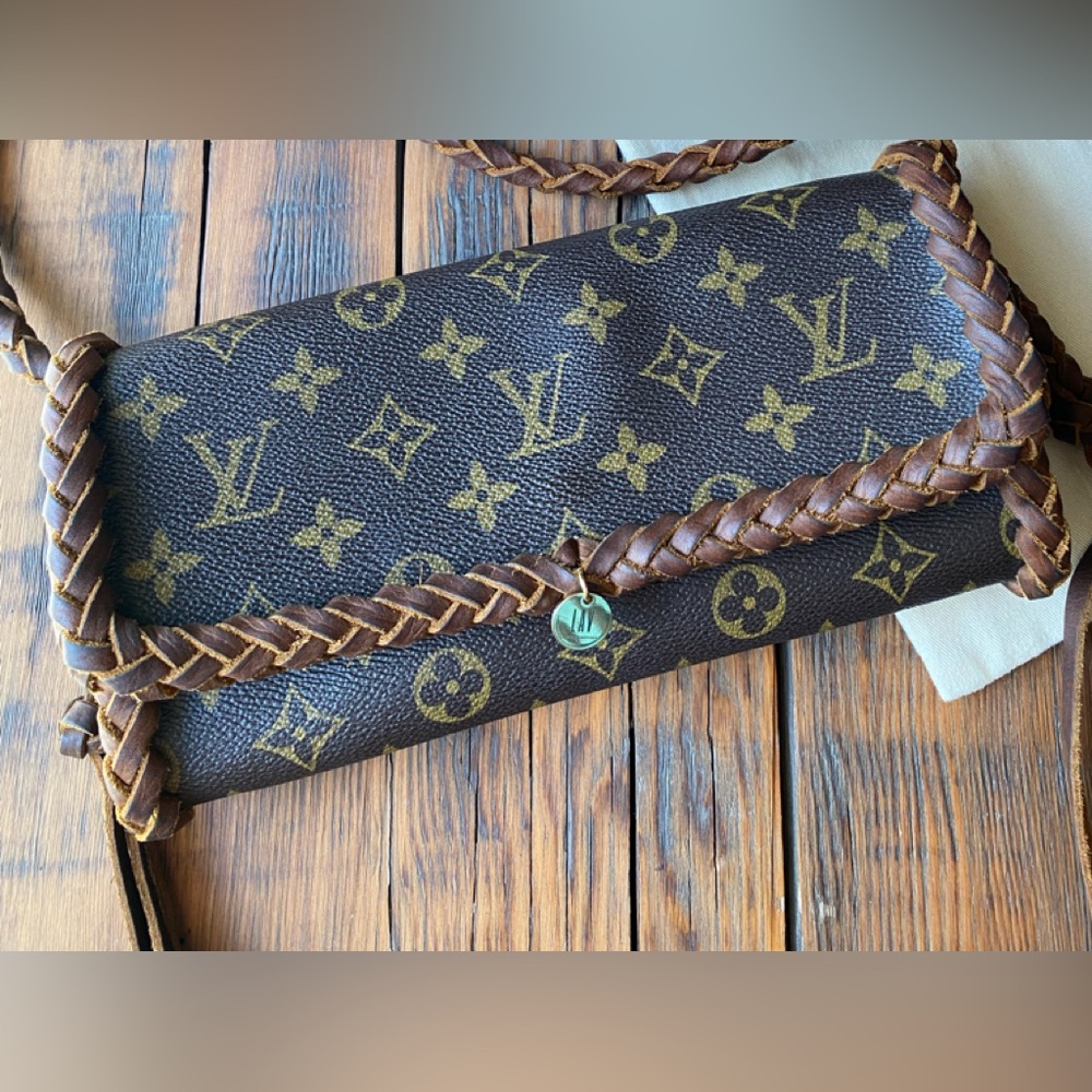 Louis Vuitton Leather And Vodka Fringe Crossbody Handbag Wallet Convertible